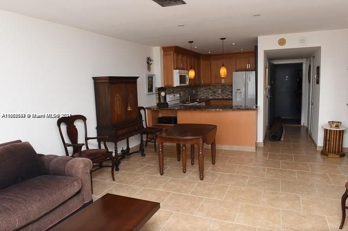 For Rent: $1,850 (1 beds, 1 baths, 800 Square Feet)