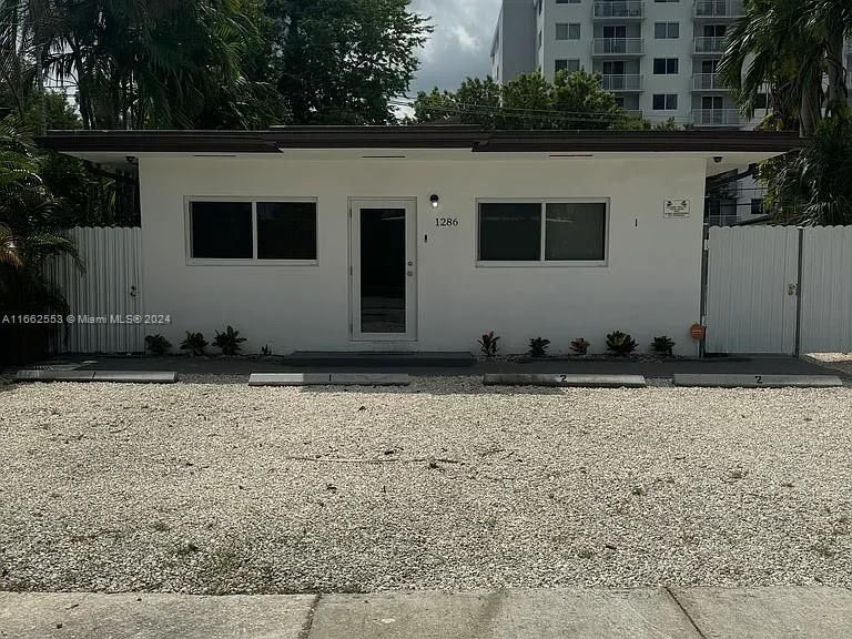 For Rent: $3,200 (2 beds, 2 baths, 700 Square Feet)