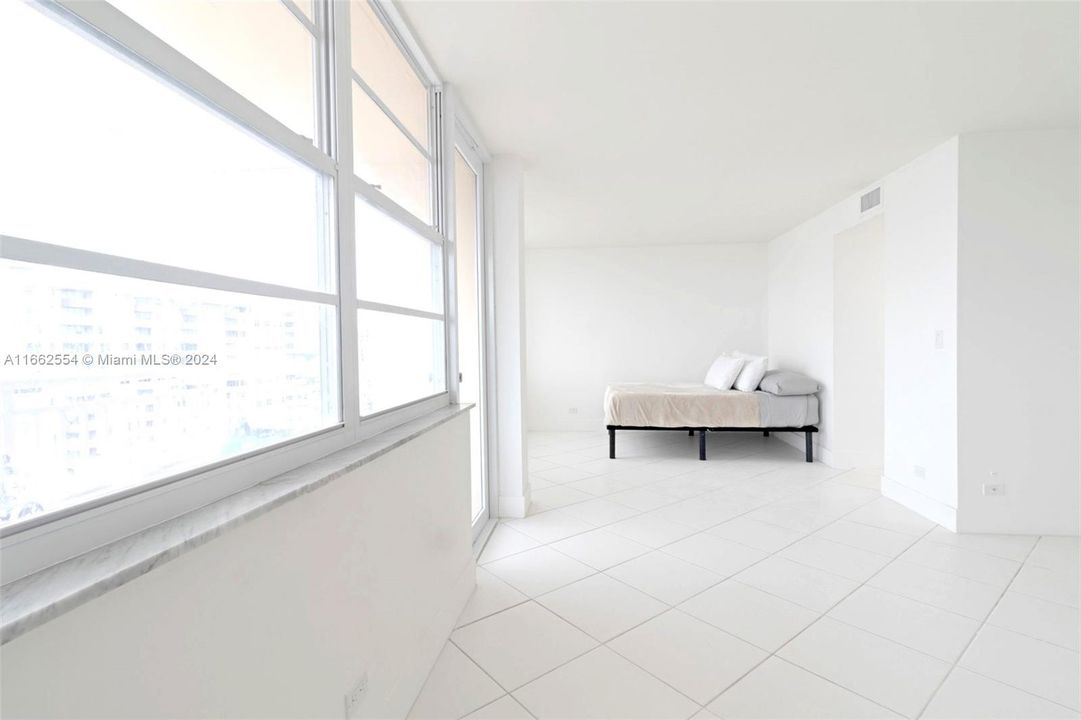 For Sale: $575,000 (2 beds, 2 baths, 1087 Square Feet)