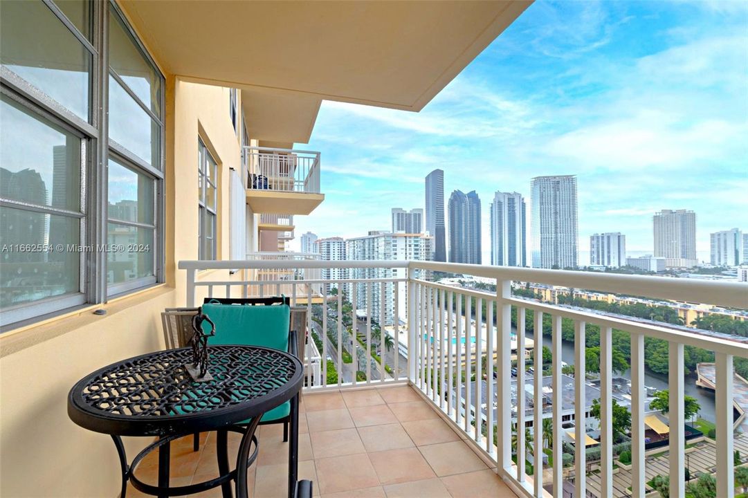 For Sale: $575,000 (2 beds, 2 baths, 1087 Square Feet)