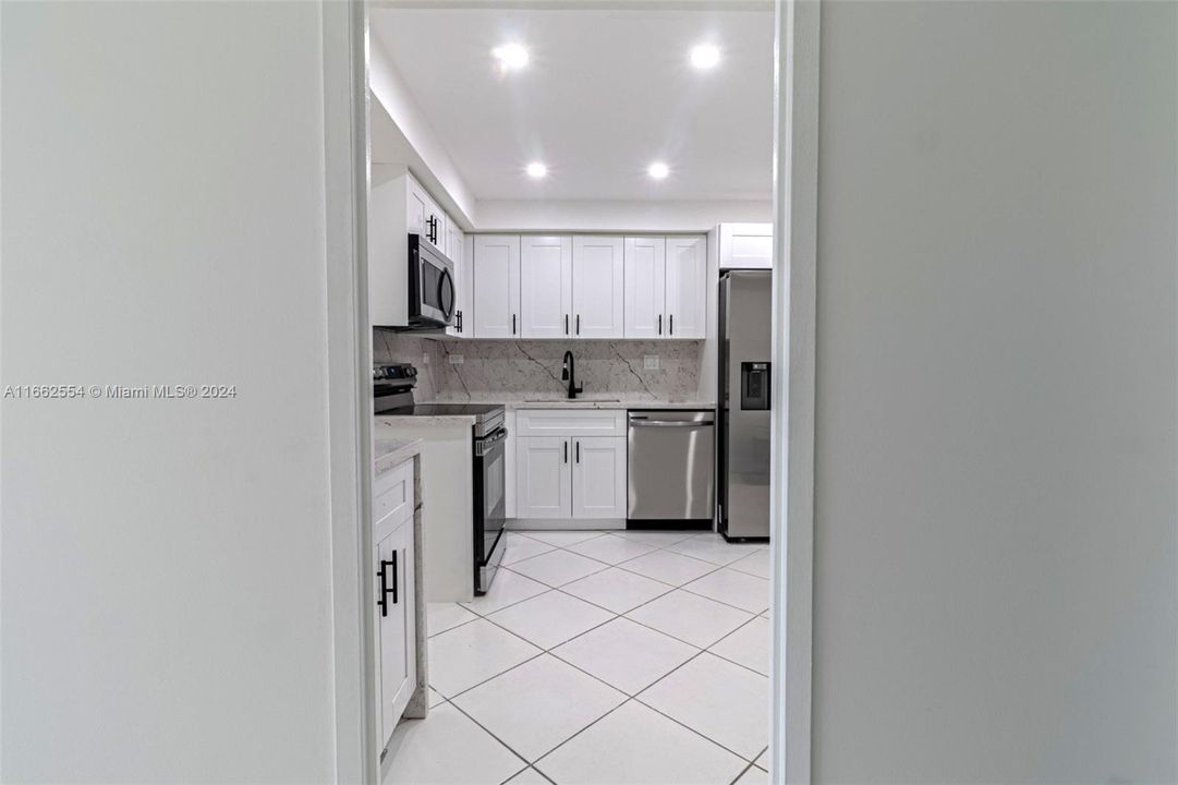 For Sale: $575,000 (2 beds, 2 baths, 1087 Square Feet)