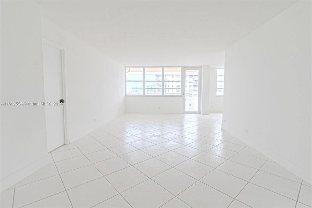 For Sale: $575,000 (2 beds, 2 baths, 1087 Square Feet)