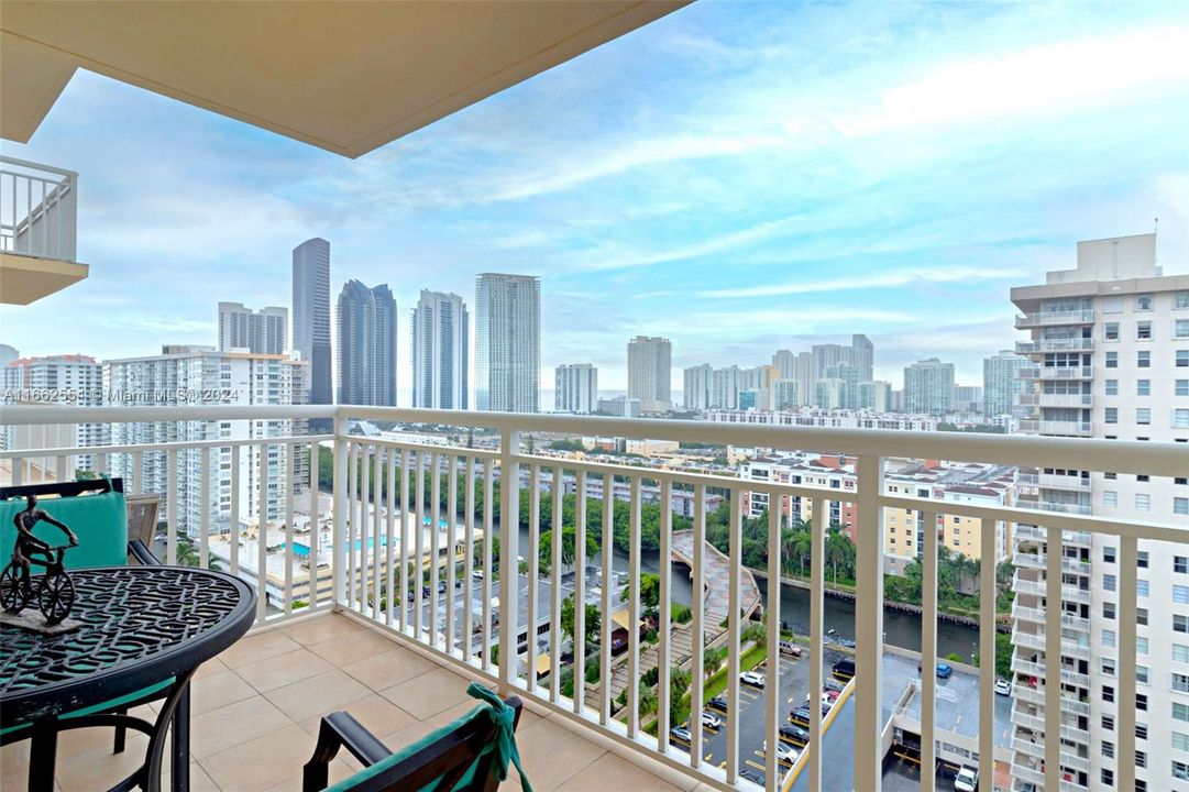 For Sale: $575,000 (2 beds, 2 baths, 1087 Square Feet)