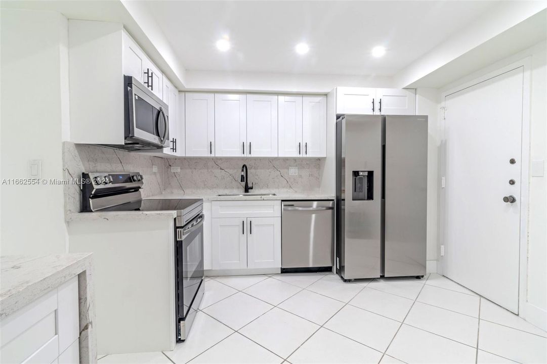 For Sale: $575,000 (2 beds, 2 baths, 1087 Square Feet)