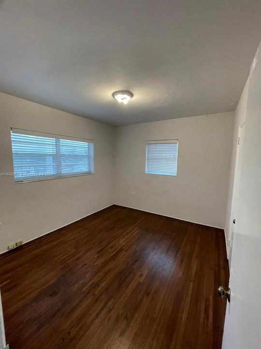 For Rent: $2,400 (2 beds, 1 baths, 900 Square Feet)