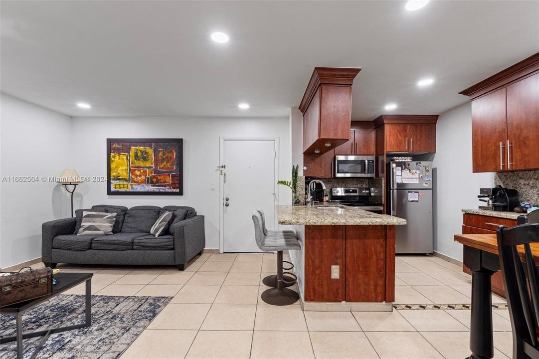 For Sale: $320,000 (2 beds, 2 baths, 870 Square Feet)