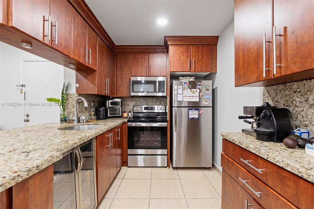 For Sale: $320,000 (2 beds, 2 baths, 870 Square Feet)