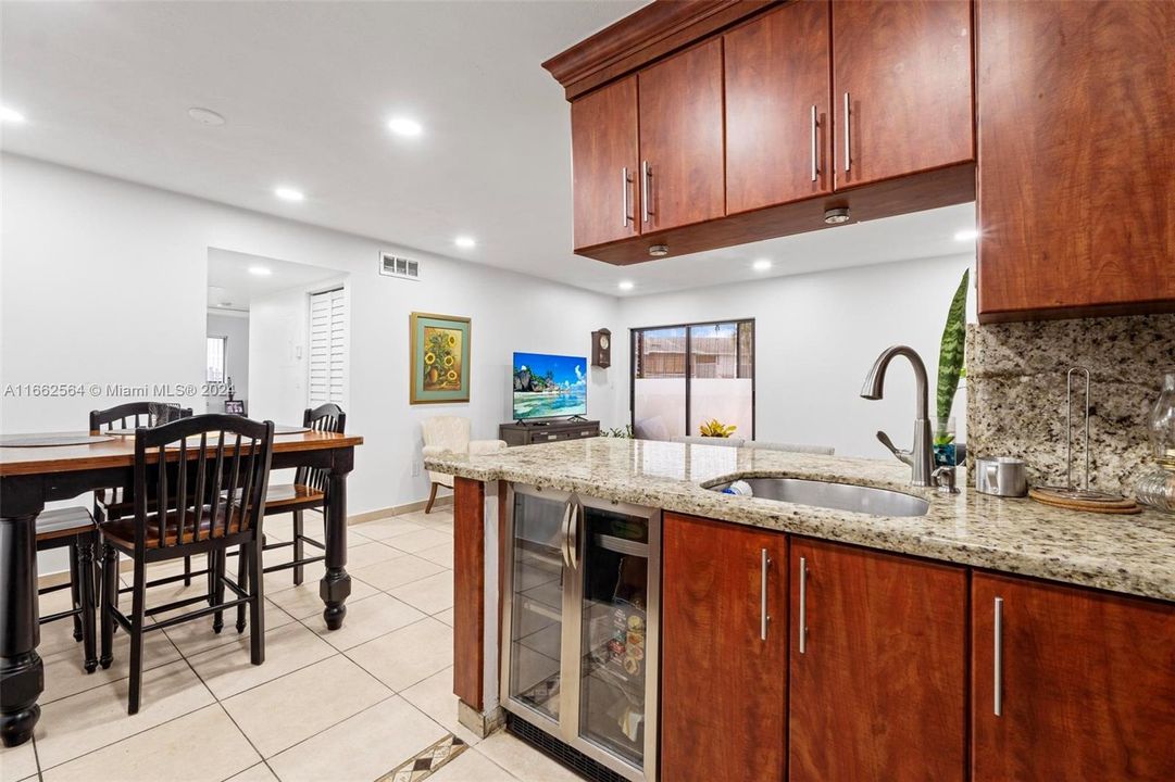 For Sale: $320,000 (2 beds, 2 baths, 870 Square Feet)