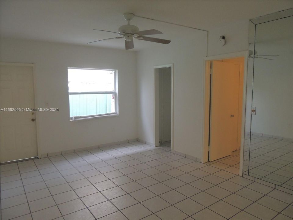 For Rent: $1,800 (1 beds, 1 baths, 715 Square Feet)