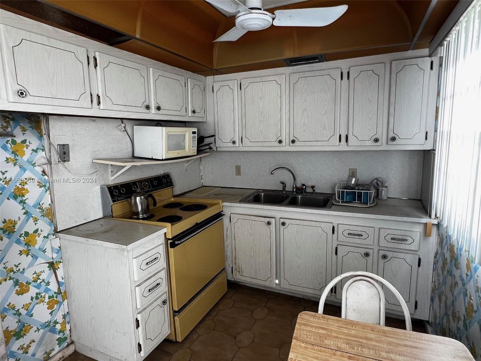 For Sale: $99,900 (2 beds, 1 baths, 820 Square Feet)