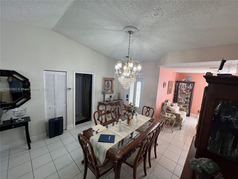 For Sale: $579,000 (3 beds, 2 baths, 1273 Square Feet)