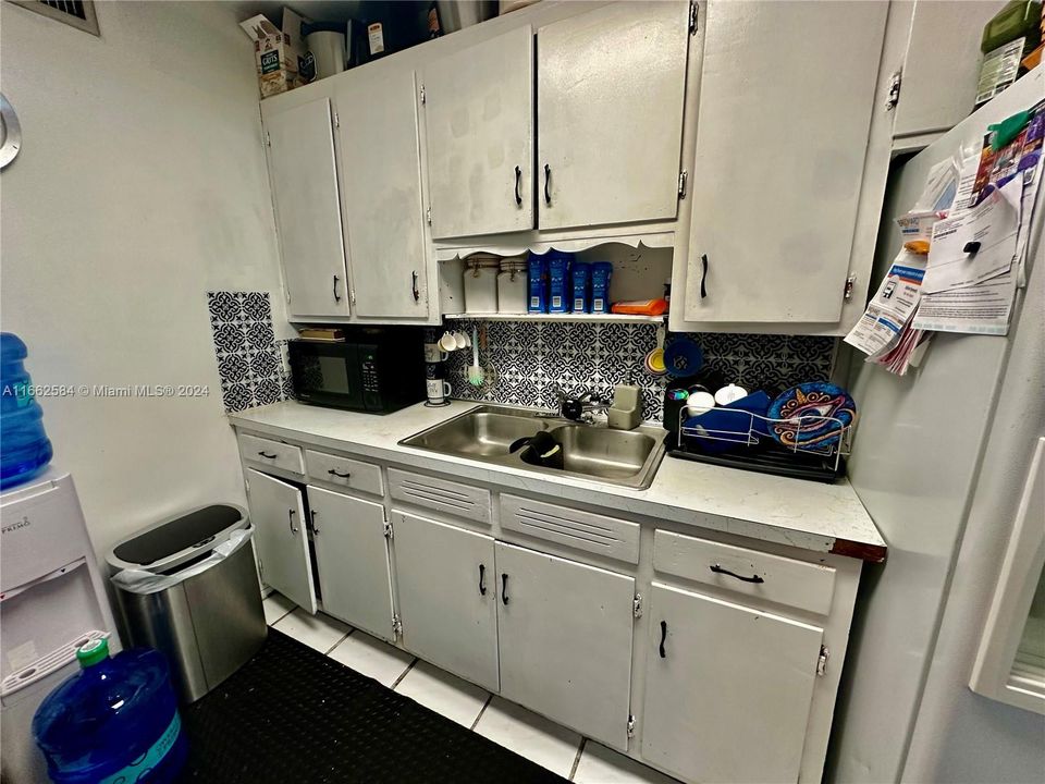 For Rent: $3,000 (3 beds, 1 baths, 1209 Square Feet)