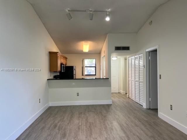 For Rent: $1,850 (1 beds, 1 baths, 744 Square Feet)