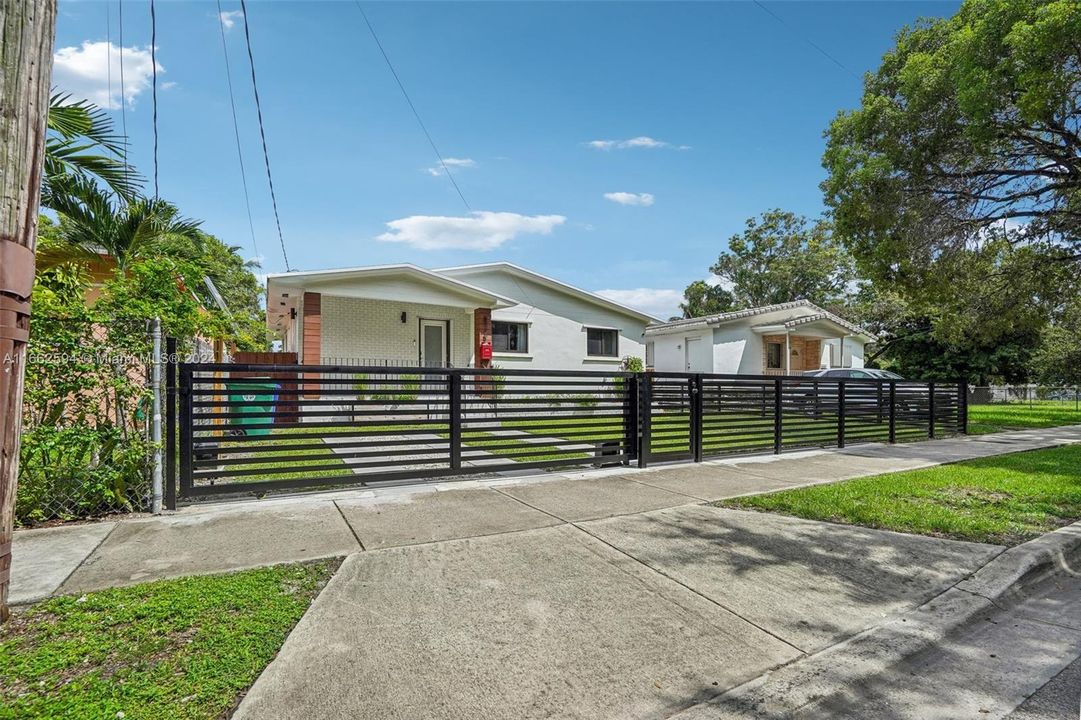 For Sale: $869,000 (3 beds, 2 baths, 1596 Square Feet)