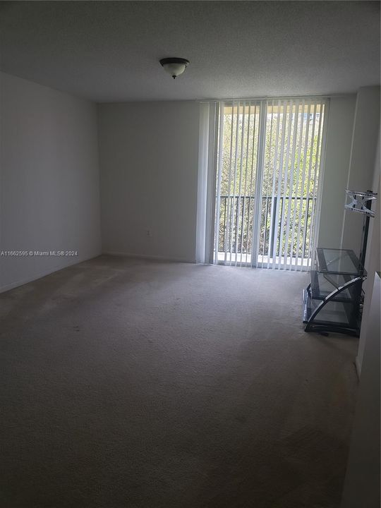 For Rent: $2,150 (1 beds, 1 baths, 816 Square Feet)