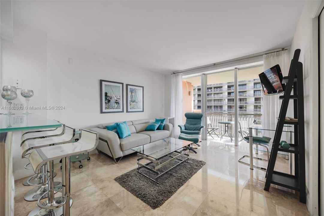 For Sale: $579,500 (1 beds, 1 baths, 670 Square Feet)