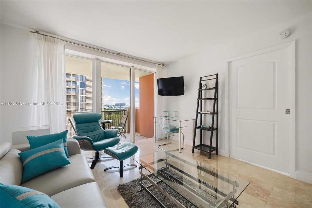 For Sale: $579,500 (1 beds, 1 baths, 670 Square Feet)