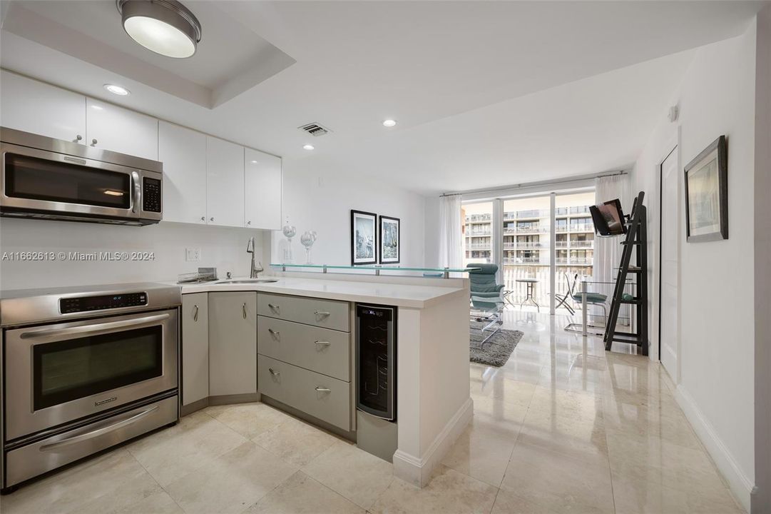 For Sale: $579,500 (1 beds, 1 baths, 670 Square Feet)