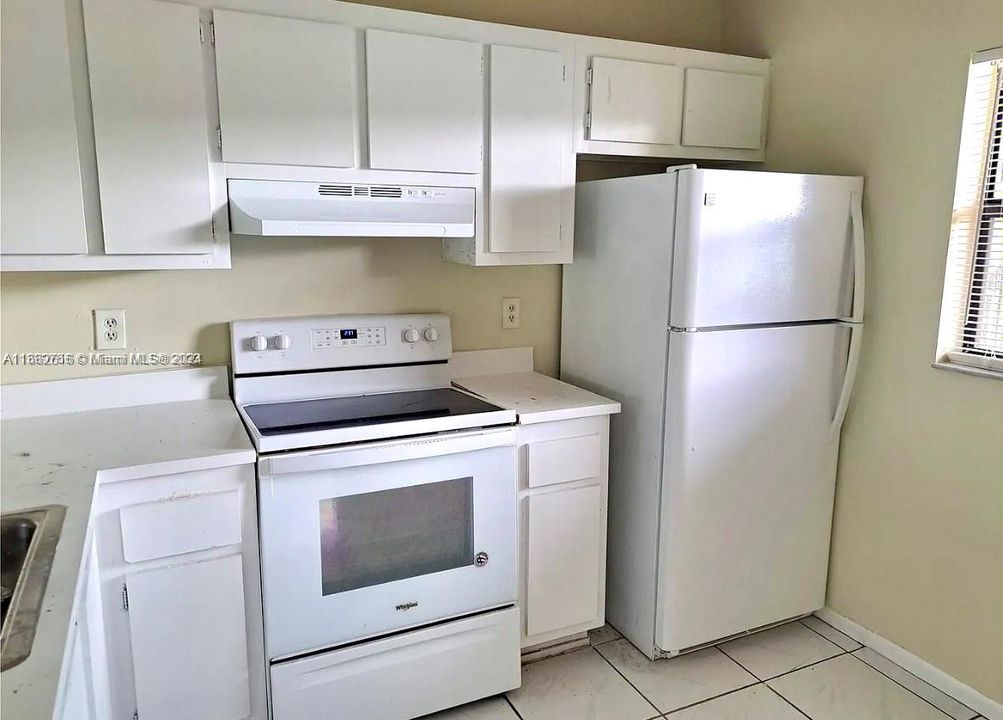 For Sale: $309,000 (2 beds, 2 baths, 787 Square Feet)