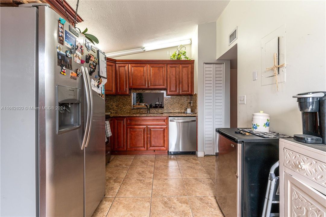 For Sale: $320,000 (2 beds, 2 baths, 1136 Square Feet)