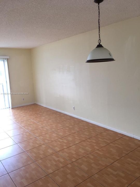 For Sale: $230,000 (2 beds, 1 baths, 832 Square Feet)