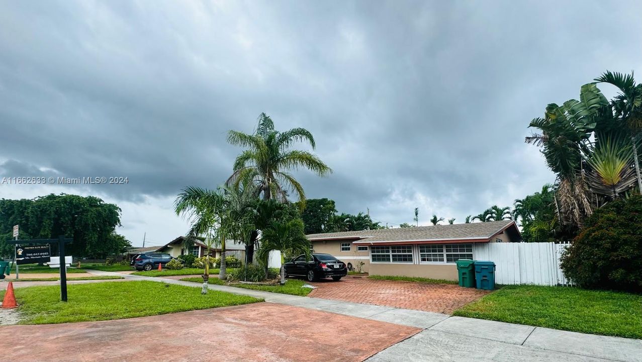 For Sale: $949,000 (3 beds, 2 baths, 1579 Square Feet)