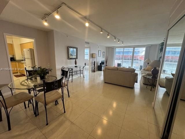 For Sale: $495,000 (1 beds, 1 baths, 905 Square Feet)