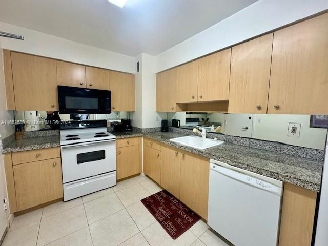 For Sale: $495,000 (1 beds, 1 baths, 905 Square Feet)