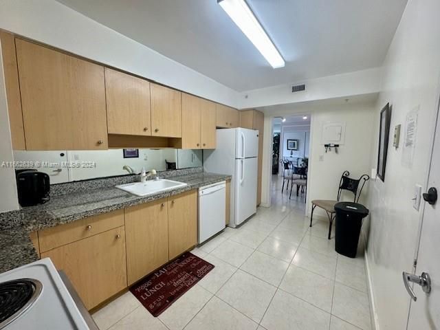 For Sale: $495,000 (1 beds, 1 baths, 905 Square Feet)