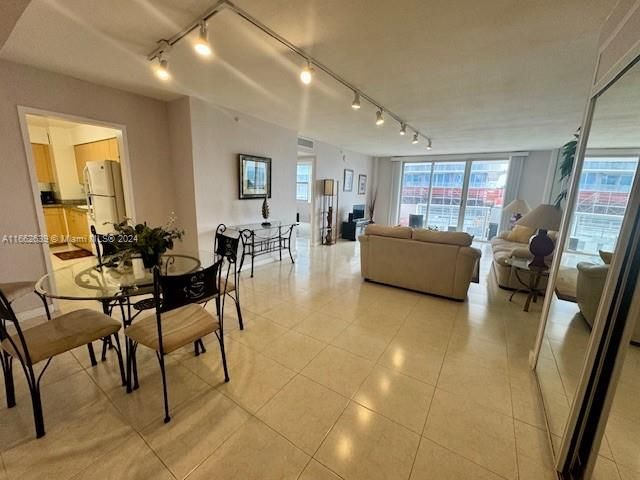 For Sale: $495,000 (1 beds, 1 baths, 905 Square Feet)