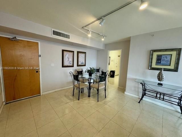 For Sale: $495,000 (1 beds, 1 baths, 905 Square Feet)