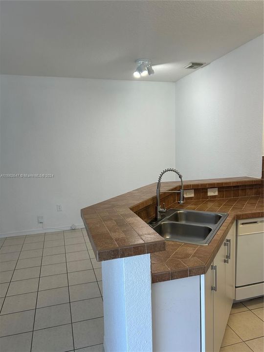 For Rent: $3,200 (3 beds, 2 baths, 1929 Square Feet)