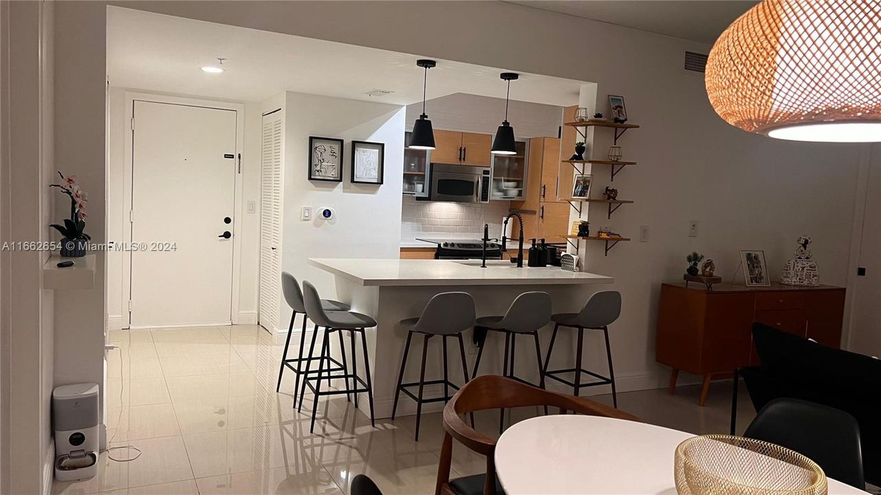 En Venta: $645,000 (3 camas, 2 baños, 1367 Pies cuadrados)