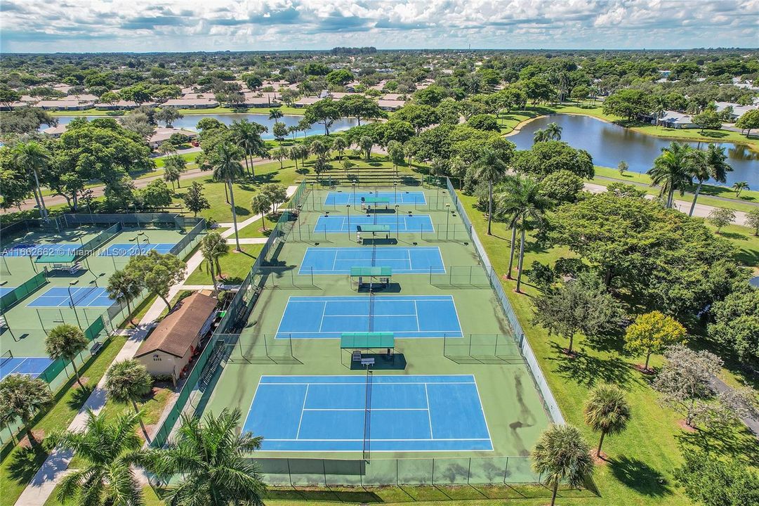 Lots of Tennis and Pickleball courts