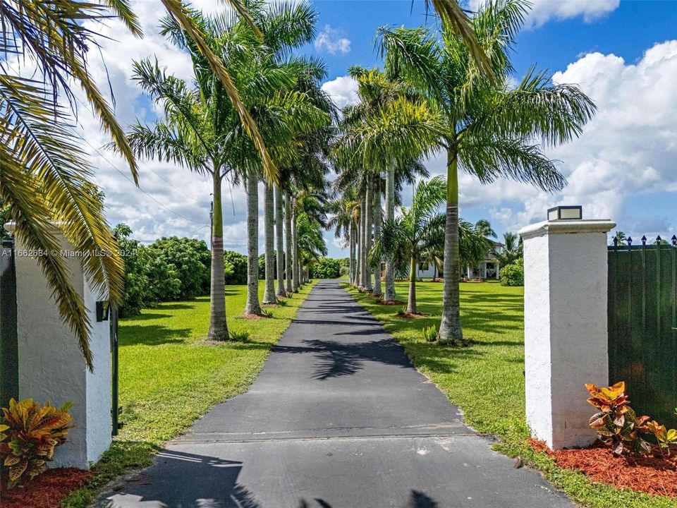 For Sale: $1,600,000 (4 beds, 3 baths, 3540 Square Feet)