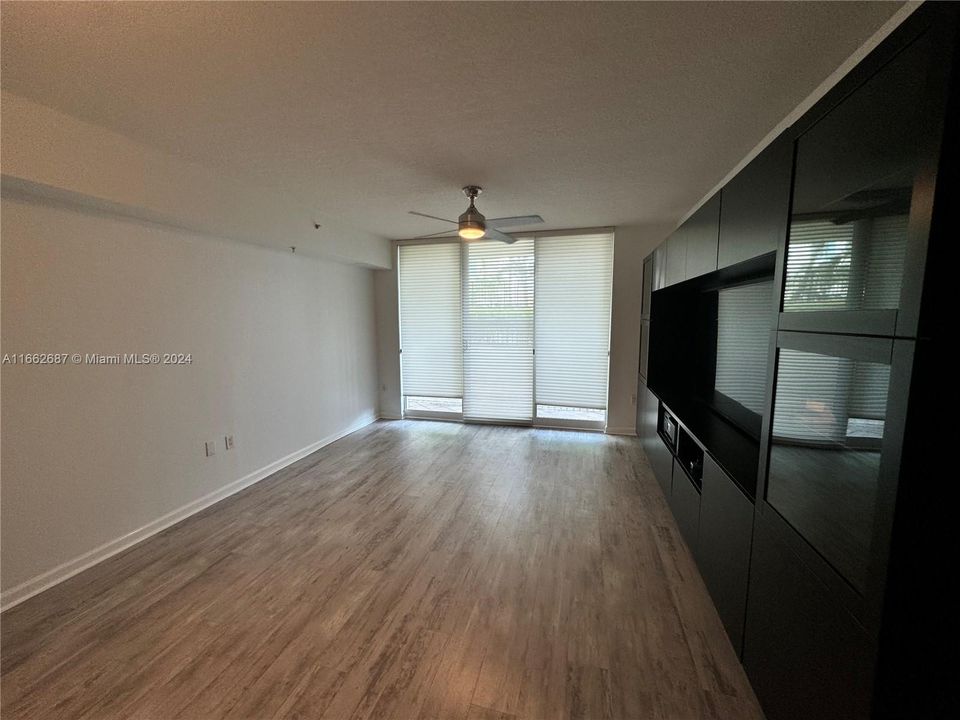 For Rent: $2,500 (1 beds, 1 baths, 827 Square Feet)