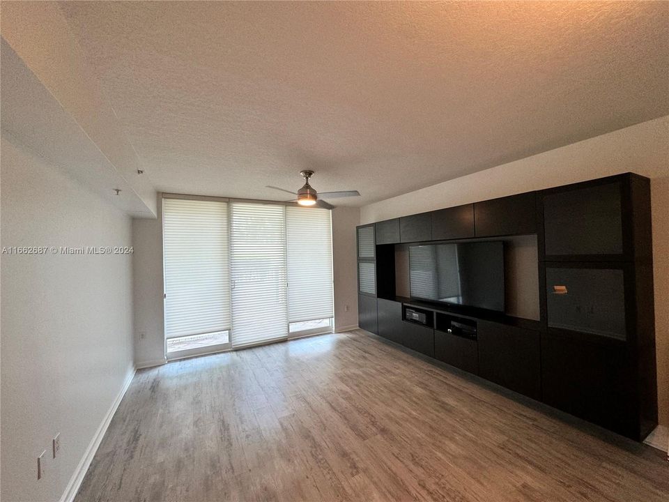 For Rent: $2,500 (1 beds, 1 baths, 827 Square Feet)