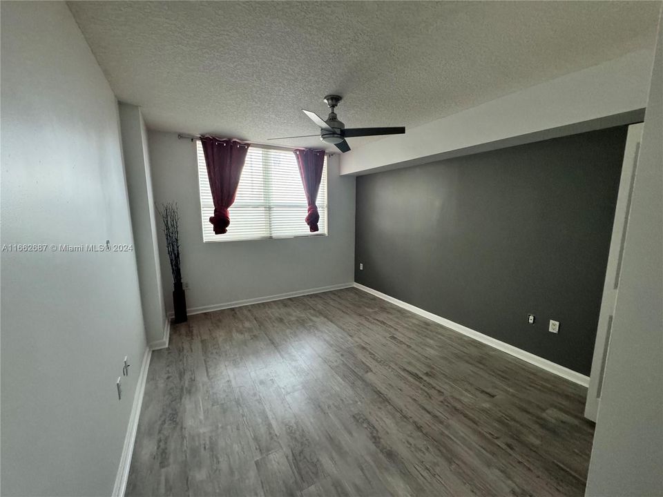 For Rent: $2,500 (1 beds, 1 baths, 827 Square Feet)