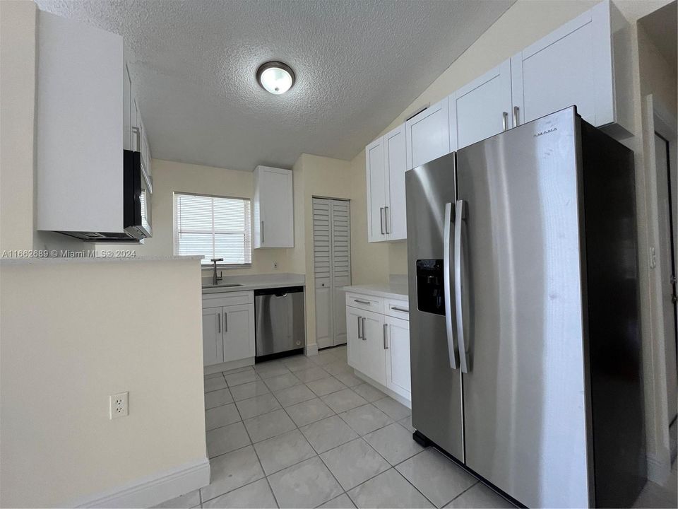 For Rent: $3,000 (3 beds, 2 baths, 1195 Square Feet)