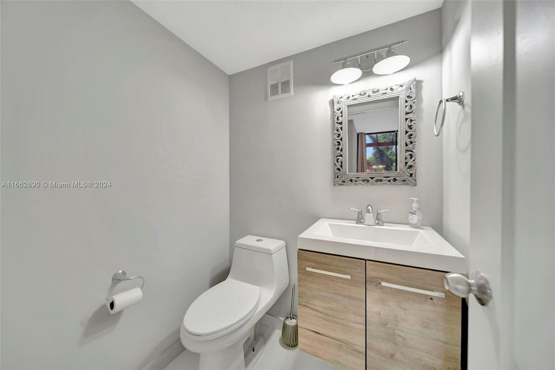 For Sale: $405,000 (2 beds, 1 baths, 1152 Square Feet)