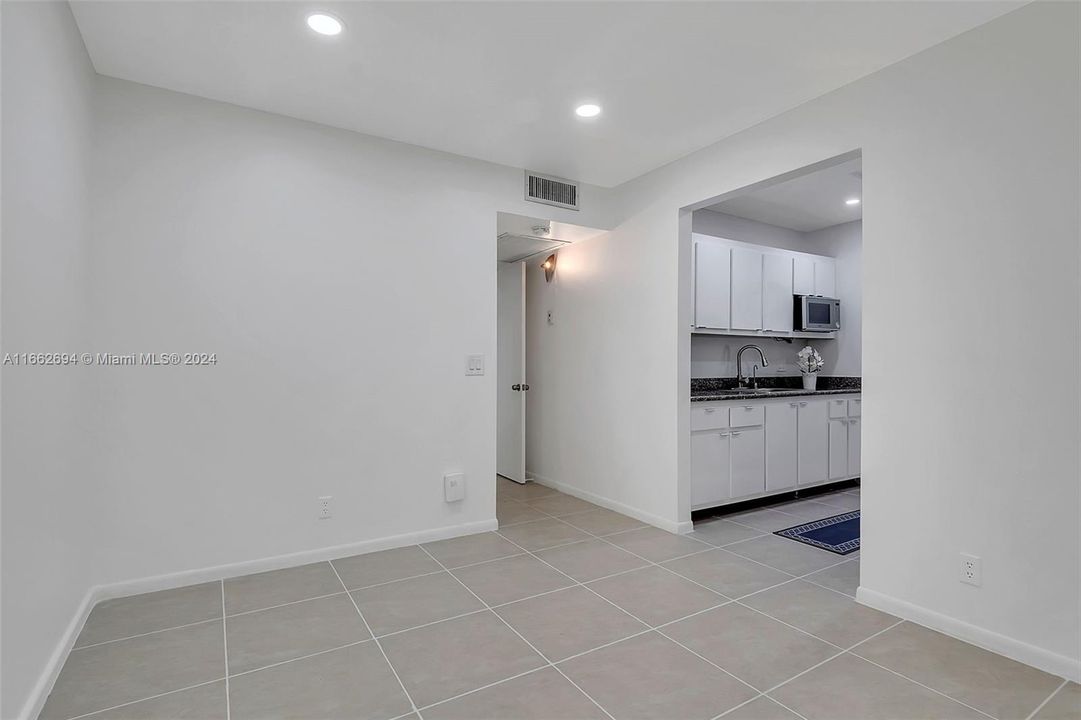 For Sale: $170,000 (1 beds, 1 baths, 811 Square Feet)