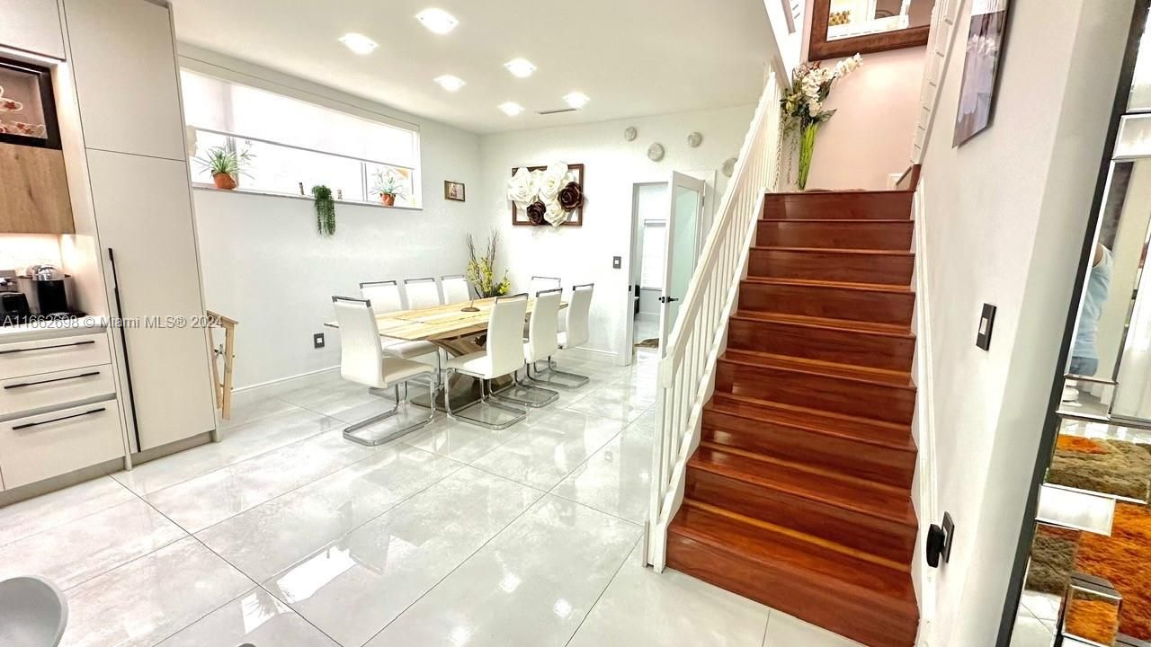 En Venta: $685,000 (4 camas, 2 baños, 1683 Pies cuadrados)