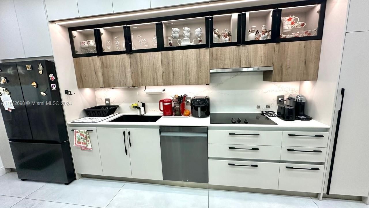 En Venta: $685,000 (4 camas, 2 baños, 1683 Pies cuadrados)