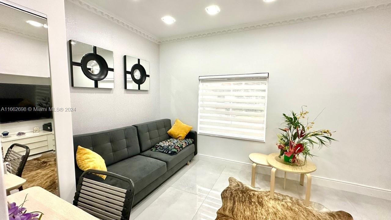 En Venta: $685,000 (4 camas, 2 baños, 1683 Pies cuadrados)