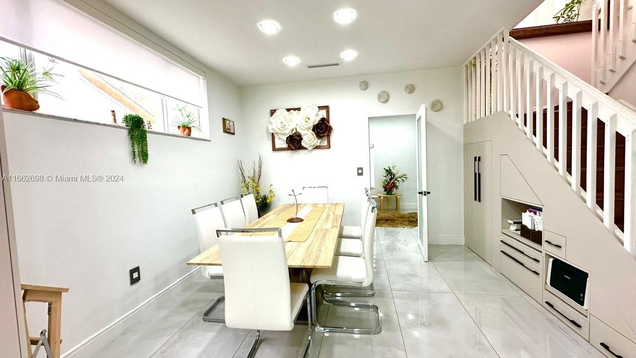 En Venta: $685,000 (4 camas, 2 baños, 1683 Pies cuadrados)