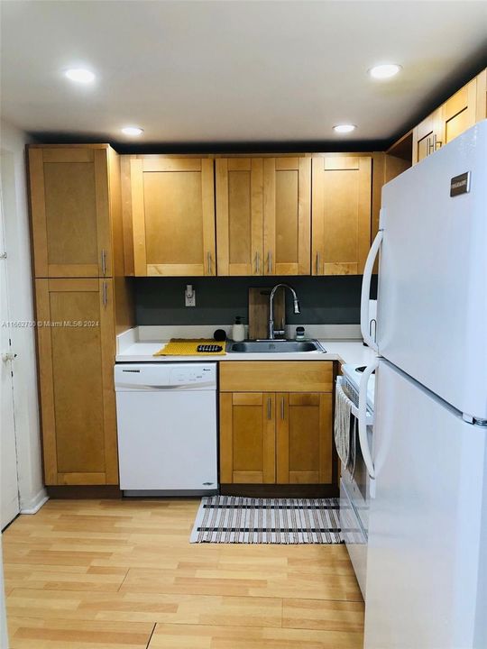 For Rent: $2,200 (1 beds, 1 baths, 810 Square Feet)