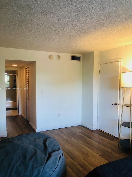 For Rent: $2,200 (1 beds, 1 baths, 810 Square Feet)