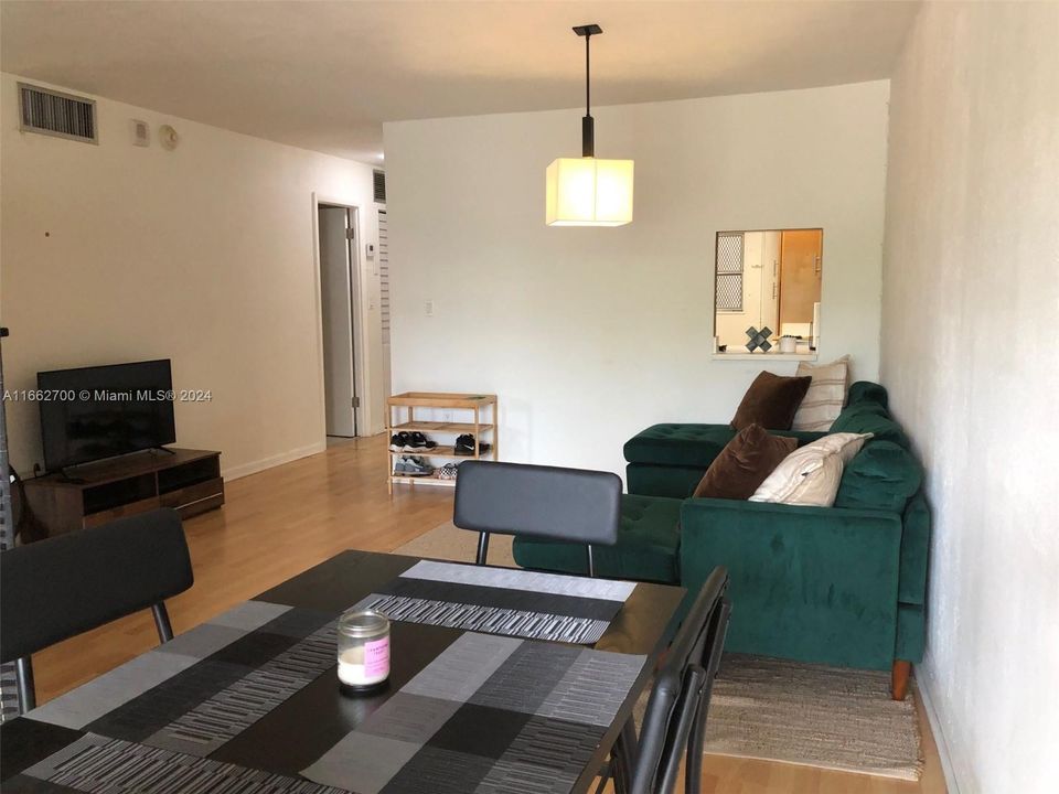 For Rent: $2,200 (1 beds, 1 baths, 810 Square Feet)