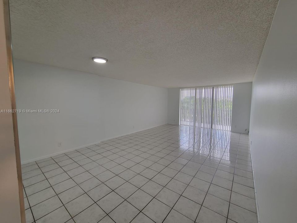 For Sale: $248,500 (1 beds, 1 baths, 918 Square Feet)