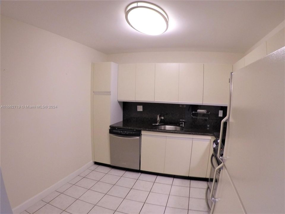 For Sale: $248,500 (1 beds, 1 baths, 918 Square Feet)